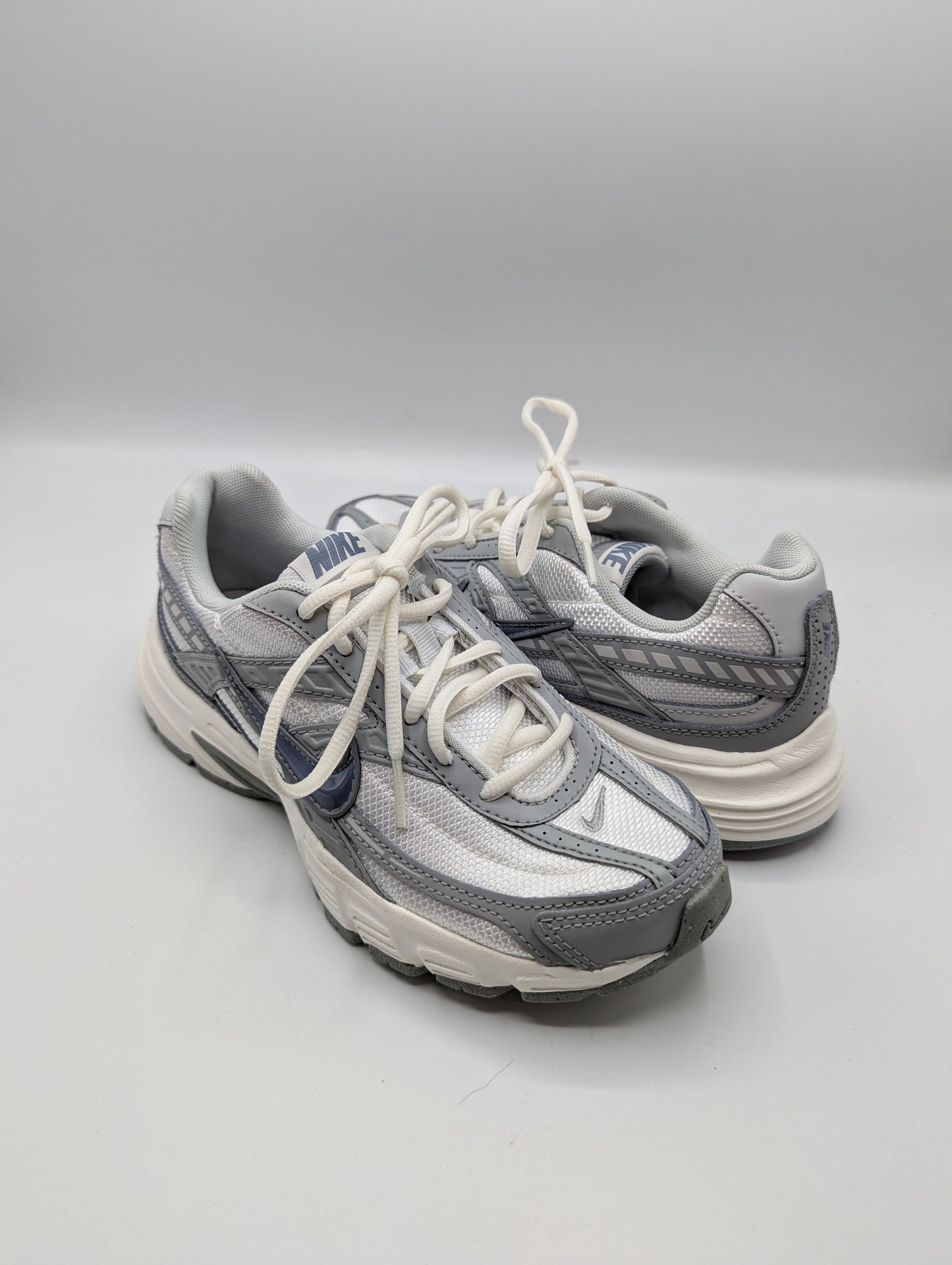 Nike Initiator Women's Running Shoe - Grey / White