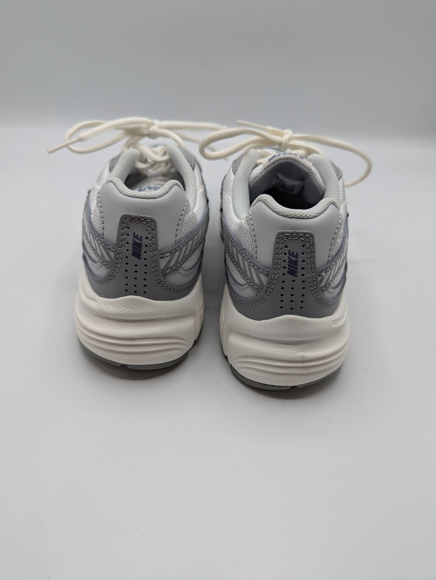 Nike Initiator Women's Running Shoe - Grey / White