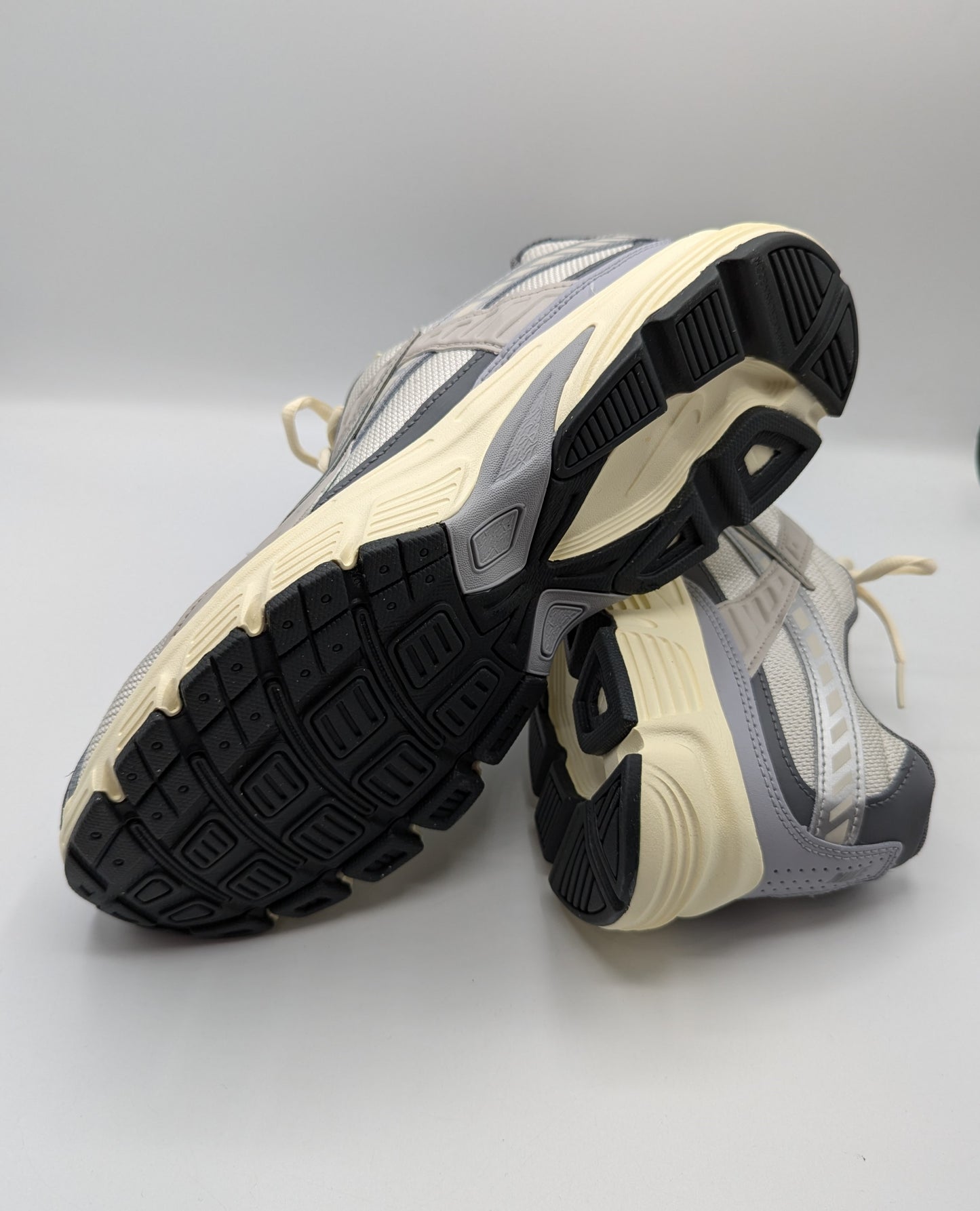 Nike Initiator Men's Running Shoes - Bone / Grey
