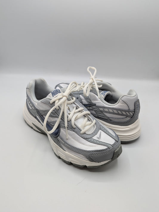 Nike Initiator Women's Running Shoe - Grey / White