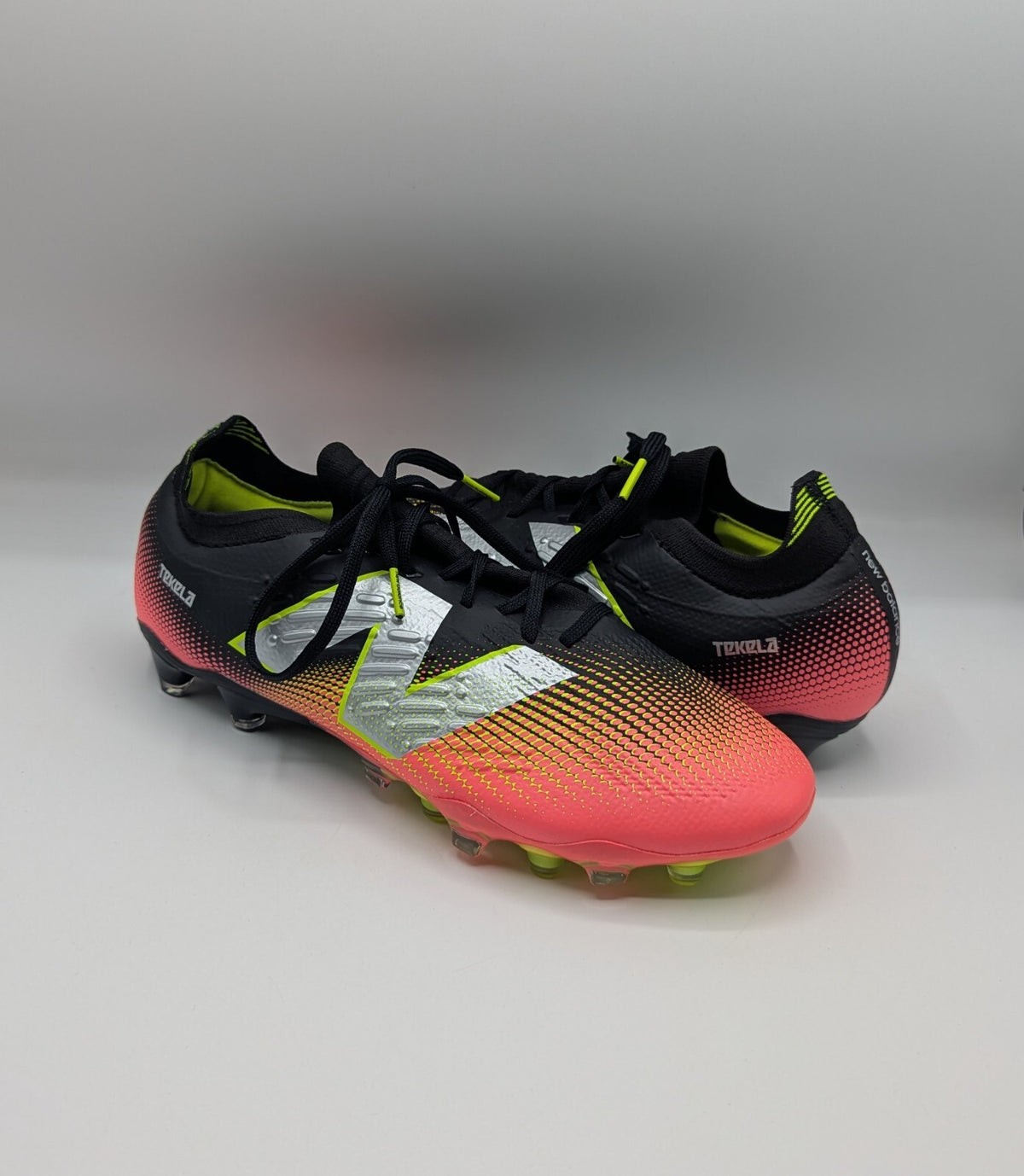 New Balance-Tekela Pro Low Laced FG v4+ Football boots - Black / pink