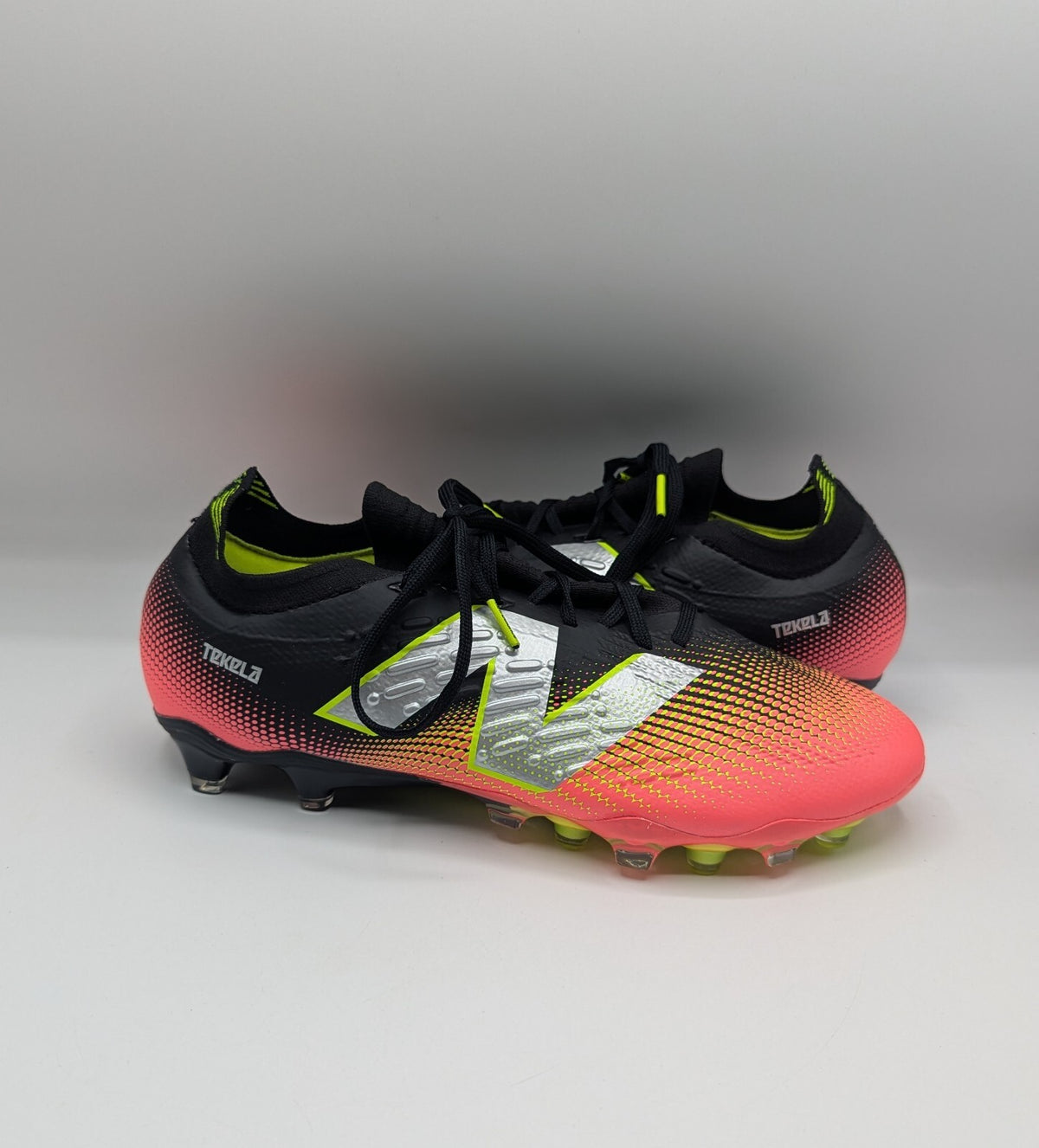 New Balance-Tekela Pro Low Laced FG v4+ Football boots - Black / pink